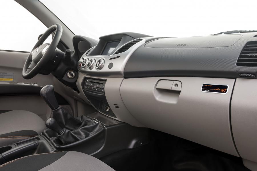  Mitsubishi L200 Triton Savana Off 2015 года  (фото 6 из 10)